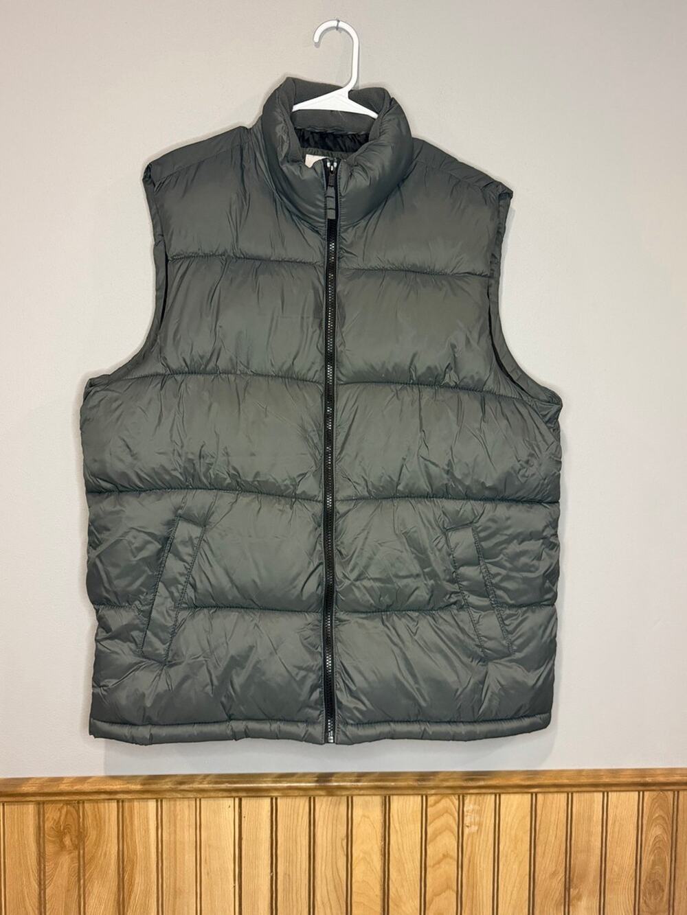 Old Navy Men's Puffer Vest